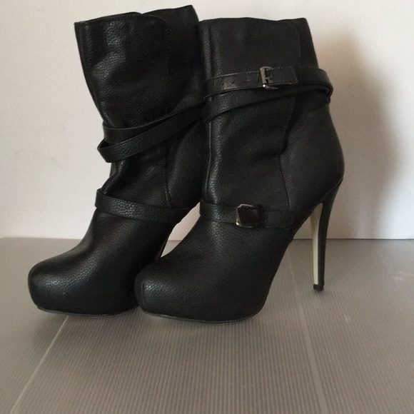 Booties. - Picture 1 of 5